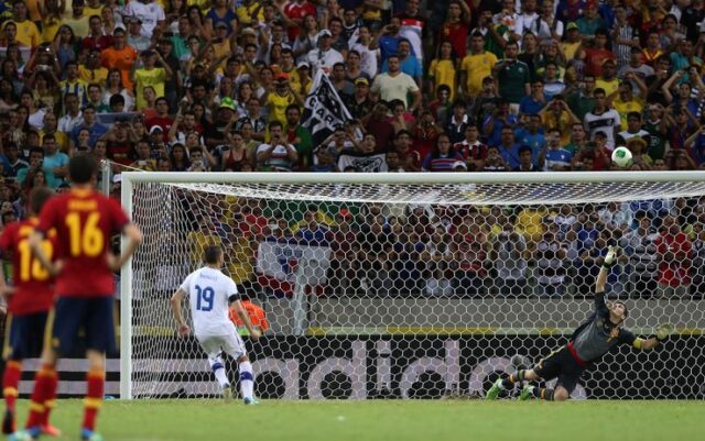 Bonucci spara alto il rigore tirato contro Casillas in Spagna-Italia, valida per la semifinale di Confederations Cup