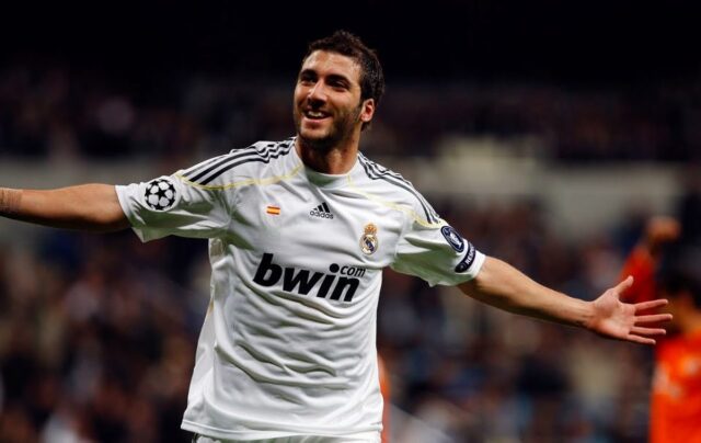 Gonzalo Higuain festeggia con la maglia del Real Madrid