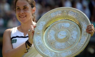 Marion Bartoli con in mano il trofeo di Wimbledon 2013