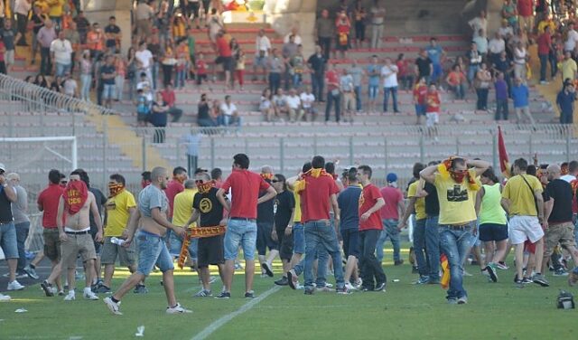 Scontri dopo la finale playoff Lecce-Carpi del campionato 2012-2013
