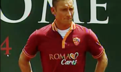 Francesco Totti con la divisa 2013-2014 della Roma