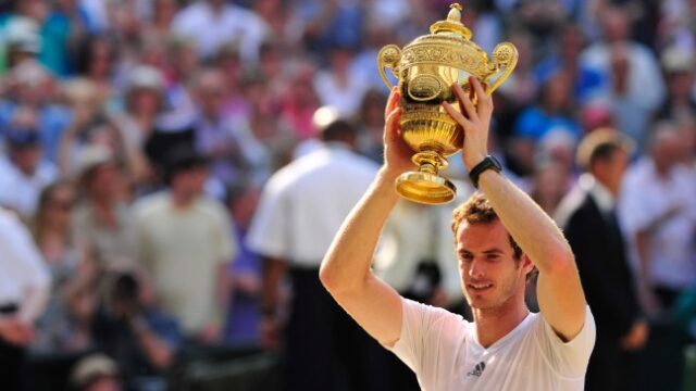 Andy Murray con il trofeo di Wimbledon del 2013