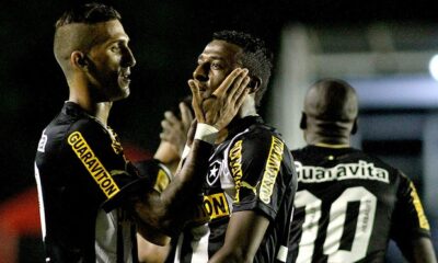 Elias e Marques festeggiano il vantaggio del Botafogo