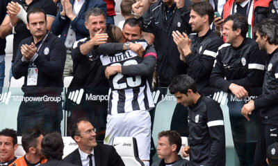 Simone Pepe che abbraccia Arturo Vidal dopo un gol