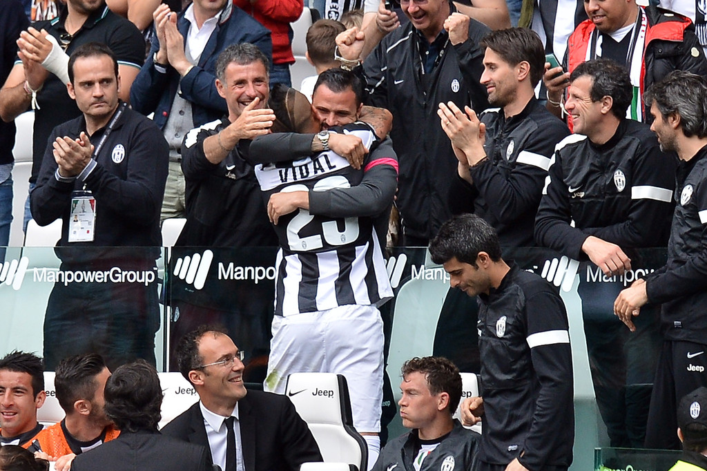 Simone Pepe che abbraccia Arturo Vidal dopo un gol