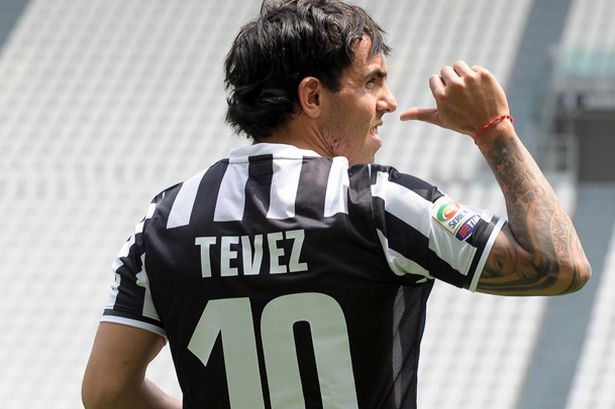 Carlos Tevez con la maglia della Juventus