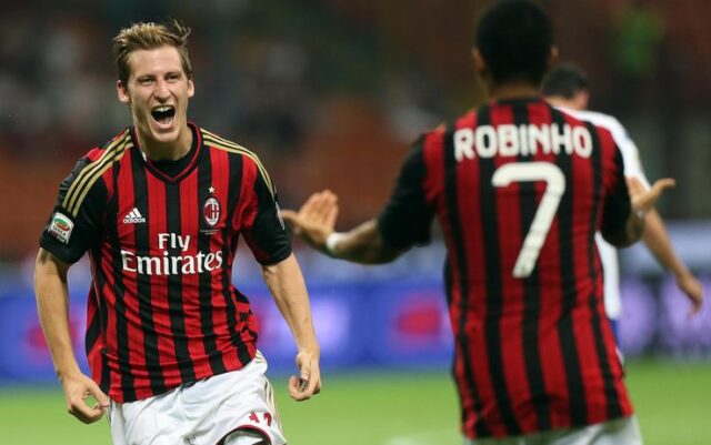 Birsa va ad abbracciare Robinho, autore dell'assist