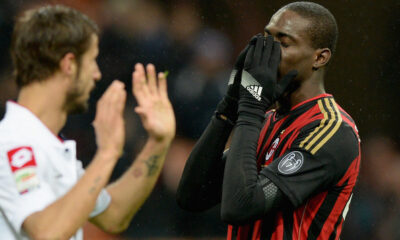 Mario Balotelli si dispera dopo aver fallito un calcio di rigore contro il Genoa