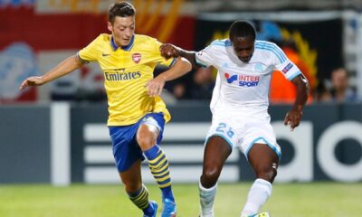 Mesut Ozil con la maglia dell'Arsenal