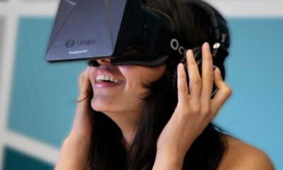 Donna con Oculus Rift