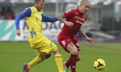 Un contrasto di gioco tra Nainggolan e Rigoni