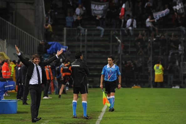 Antonio Conte alza le braccia al cielo: la sua Juventus vince un titolo storico
