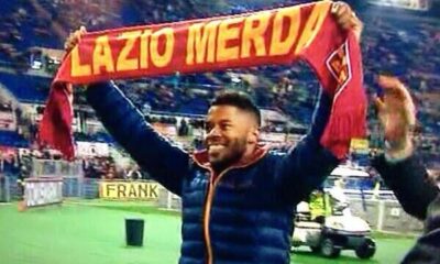 Michel Bastos con la sciarpa "Lazio Merda"