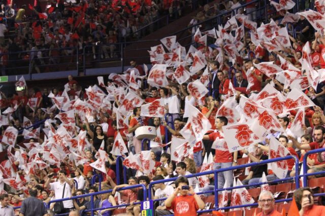 Il pubblico di Milano si prepara ad accogliere il Barcellona.