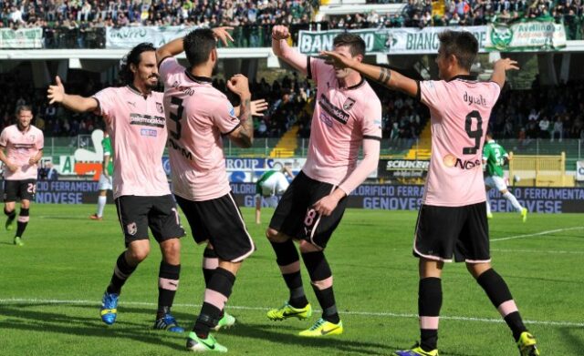 I giocatori del Palermo esultano dopo un gol