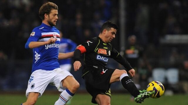 un contrasto in Sampdoria-Udinese
