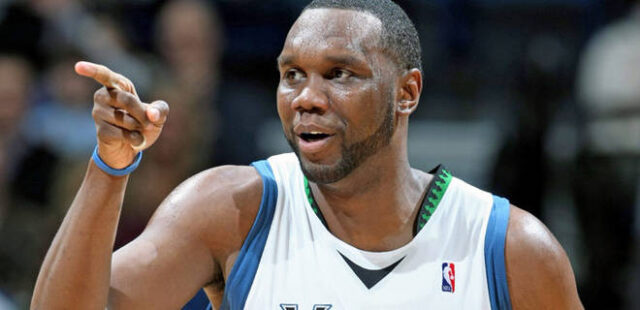 34 punti e 9 rimbalzi per un super Al Jefferson. Charlotte passa all'over-time