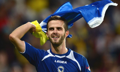 Miralem Pjanic festeggia con la bandiera della Bosnia.