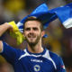 Miralem Pjanic festeggia con la bandiera della Bosnia.