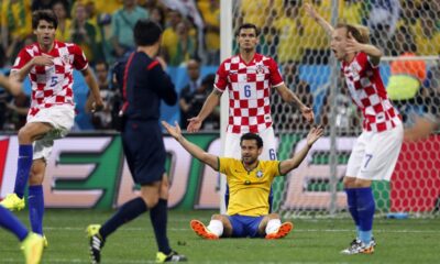 L'arbitro giapponese Nishimura fischia il penalty contro la Croazia