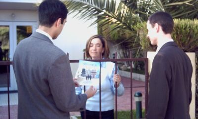 Due Testimoni di Geova evangelizzano il loro messaggio