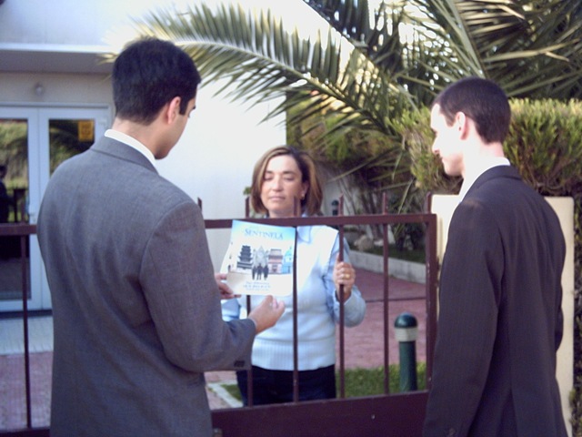 Due Testimoni di Geova evangelizzano il loro messaggio