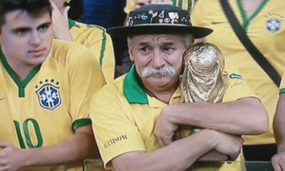 Un tifoso che piange per l'eliminazione della squadra di Scolari