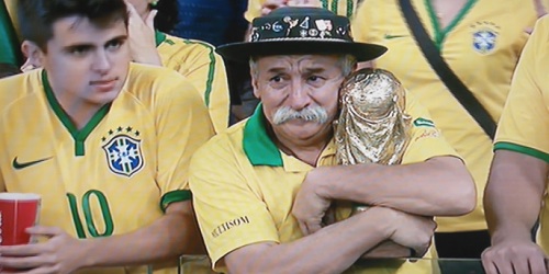 Un tifoso che piange per l'eliminazione della squadra di Scolari