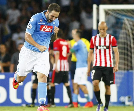 L'esultanza di Higuain dopo il gol all'Atlethic Bilbao