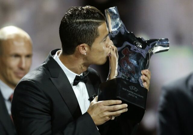 Cristiano Ronaldo bacia il trofeo "UEFA best player" consegnatogli a Monaco