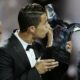Cristiano Ronaldo bacia il trofeo "UEFA best player" consegnatogli a Monaco