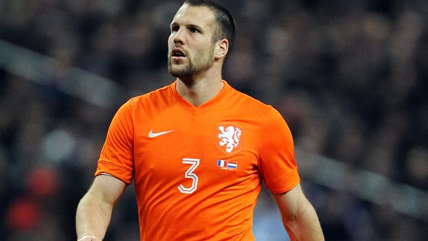 Vlaar sarebbe il colpo perfetto per la difesa della Lazio dove riformerebbe la coppia difensiva dell'Olanda assieme a De Vrij.