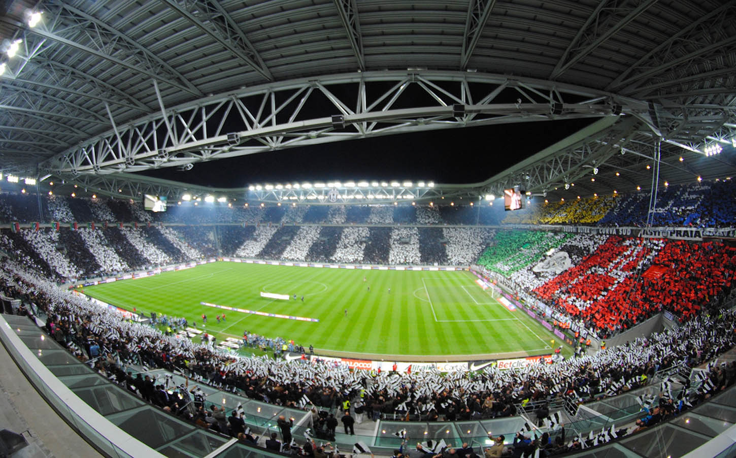 Lo Juventus Stadium gremito in ogni ordine di posto