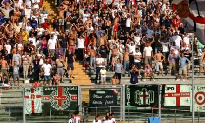 La tifoseria del Padova festeggia con i suoi calciatori la vetta nel Girone D