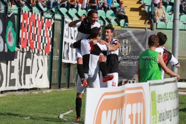 I giocatori della Robur Siena festeggiano uno dei tre gol con cui si sono imposti sul San Giovanni Valdarno