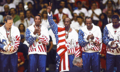 Il Dream Team USA di Barcellona '92 festeggia l'oro Olimpico