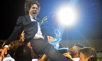 Simone Inzaghi festeggiato dai suoi ragazzi dopo la conquista della SuperCoppa Primavera