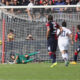 Mattia Perin neutralizza il rigore di Avelar. Cagliari-Genoa finisce 1-1