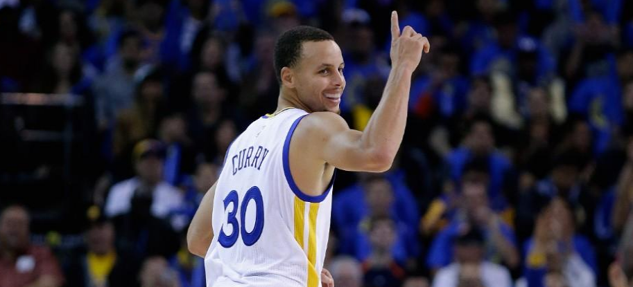 Curry trascina i suoi Warriors alla vittoria sui Mavs nella notte Nba