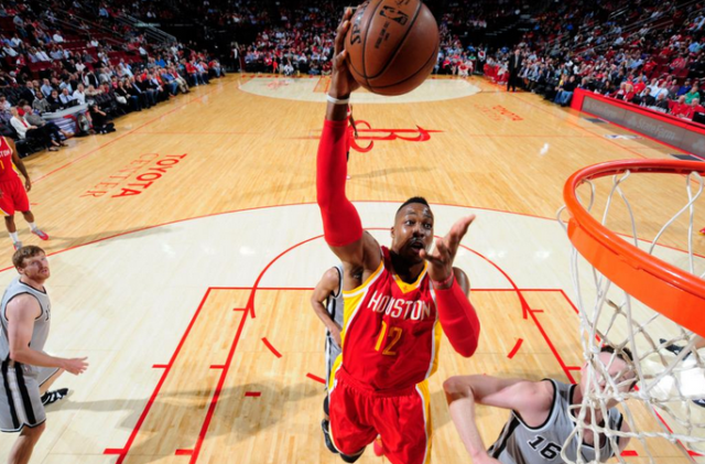 I Rockets travolgono gli Spurs