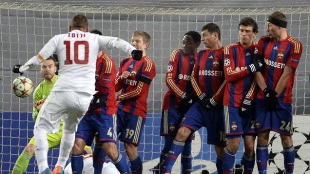 Il gol di Totti per il momentaneo vantaggio della Roma contro il CSKA Mosca