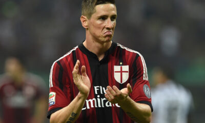 Fernando Torres applaude i compagni in campo