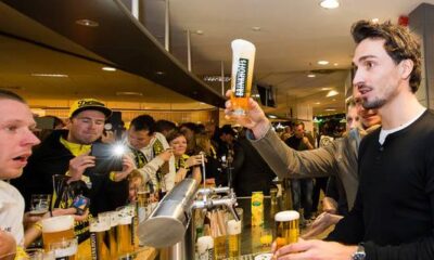 I giocatori del Borussia Dortmund offrono birra ai tifosi