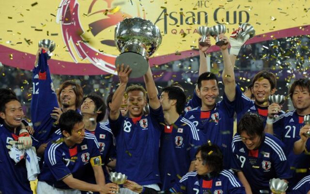 Il Giappone alza la coppa d'Asia 2011 in Qatar.