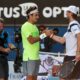 Roger Federer abbraccia e si congratula con Seppi dopo la sconfitta a Melbourne