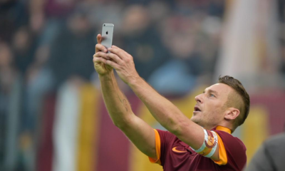 Una doppietta di Totti,con selfie per festeggiare, evitò la sconfitta della Roma nel derby di andata.