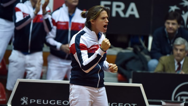 Amelie Mauresmo esulta dopo la vittoria contro l'Italia nel doppio