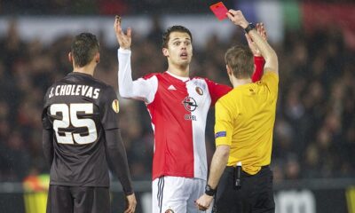 L'espulsione di Te Vrede che ha causato le intemperanze dei tifosi del Feyenoord.