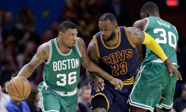 Il rookie Marcus Smart in azione contro LBJ nella notte Nba