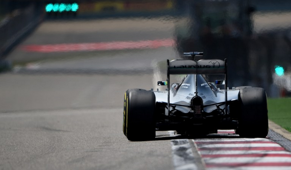 F1, Gp Cina: 41esima pole in carriera per Hamilton. Dominio Mercedes a Shangai